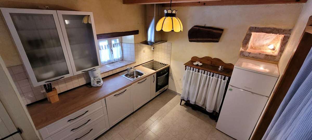 Posest z dvema kamnitima hišama in bazenom